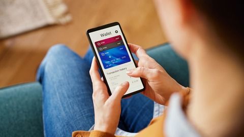 Fintech services in action: cashless payment, online banking, robo-advisors, accounting apps and cloud accounting software.